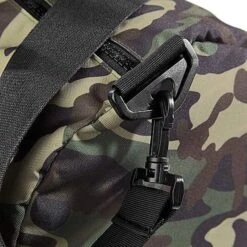BG173 - Camo Barrel Bag -Style au Travail aHR0cDovL21lZGlhMi5kZXNpZ25wYXJ0bmVyLmZyL2MvcC82NjU3LzY2NTctOTUxNC02Mi5qcGc