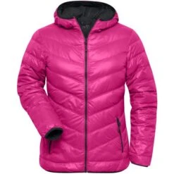 James & Nicholson JN1059 - Ladies' Down Jacket -Style au Travail aHR0cDovL21lZGlhMi5kZXNpZ25wYXJ0bmVyLmZyL2MvcC83NzczLzc3NzMtMTA3ODQtMS5qcGc